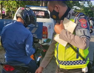 Anggota Satlantas Polresta Banjarmasin menertibkan motor menggunakan knalpot brong. (Humas Polresta Banjarmasin)