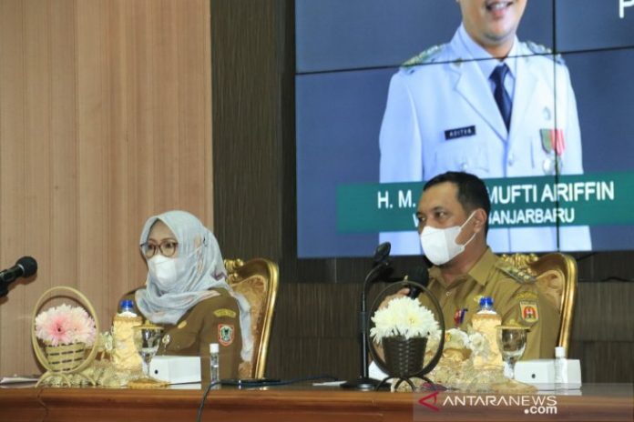 Wali Kota Banjarbaru H M Aditya Mufti Ariffin memimpin rapat koordinasi Tim Peningkatan Kualitas Keluarga Daerah (TPK2D) Kalsel dalam rangka Evaluasi Peningkatan Kualitas Keluarga tahun 2021 di Banjarbaru. Foto humas/Antaranews Kalsel