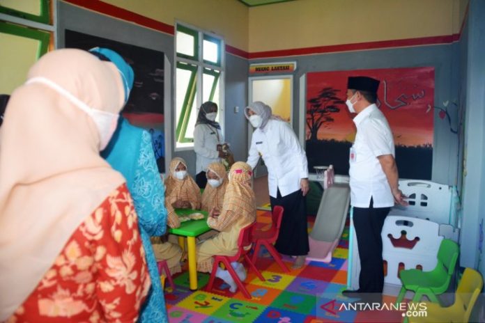 Bupati Batola, Hj Noormiliyani, meninjau ruang bermain anak di salah satu masjid yang ditetapkan sebagai masjid ramah anak. (antara)