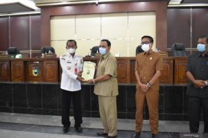 Bupati Tanah Laut, Kalimantan Selatan, HM Sukamta menyampaikan Rancangan Peraturan Daerah (Raperda) Tentang Rencana Perlindungan dan Pengelolaan Lingkungan Hidup (RPPLH) pada Rapat Paripurna Dewan Perwakilan Rakyat Daerah Kabupaten Tanah Laut (DPRD Tala) di ruang rapat DPRD setempat, Rabu (23/6).Foto:Antaranews Kalsel/Diskominfo Tanah Laut.