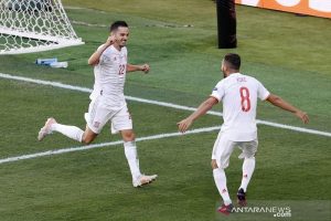 Penyerang sayap tim nasional Spanyol Pablo Sarabia (kiri) melakukan selebrasi bersama Koke seusai mencetak gol ketiga timnya ke gawang Slovakia dalam laga pemungkas Grup E Euro 2020 di Stadion La Cartuja, Sevilla, Spanyol, Rabu (23/6/2021) waktu setempat. (ANTARA/REUTERS/POOL/Julio Munoz)