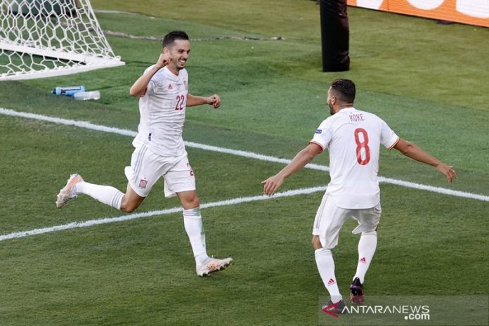 Penyerang sayap tim nasional Spanyol Pablo Sarabia (kiri) melakukan selebrasi bersama Koke seusai mencetak gol ketiga timnya ke gawang Slovakia dalam laga pemungkas Grup E Euro 2020 di Stadion La Cartuja, Sevilla, Spanyol, Rabu (23/6/2021) waktu setempat. (ANTARA/REUTERS/POOL/Julio Munoz)