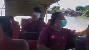 Rombongan Dinkes Kalsel menggunakan transportasi air menuju lokasi di Desa Paminggir, HSU. (antara)