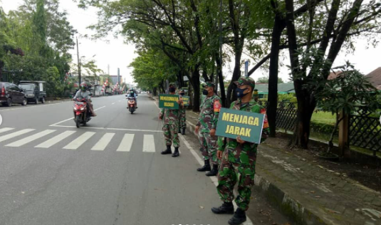 Anggota Koramil di jajaran Kodim 1007 Banjarmasin menyampaikan imbauan kepada warga agar mematuhi prokes, Jumat 25 Juni 2021. (Kodim 1007 Banjarmasin)