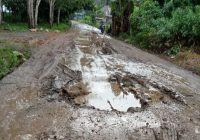 Duh, Jalan Desa Labunganak HST Rusak Parah Becek seperti Bubur, Pengendara Diingatkan Berhati-hati