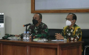 Komandan Kodim 1007 Banjarmasin, Kolonel Inf Oki Andriansyah Adiwirya, didampingi Kepala Dinas Kesehatan Kota Banjarmasin, Machli Riadi. (Kodim 1007 Banjarmasin)