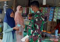 Tak Cuma Bangun Infrastruktur, Personel TNI Keliling Bagikan Masker di Wilayah TMMD ke-111 Tapin