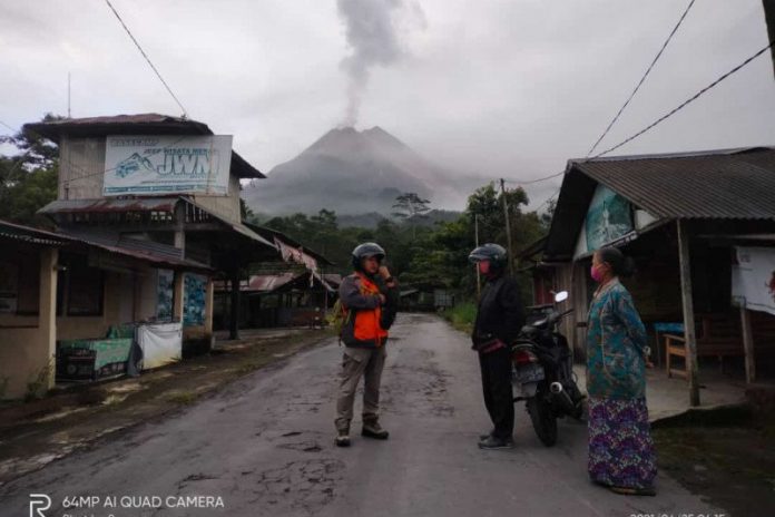 Seorang relawan memantau hujan abu yang terjadi di Umbulharjo, Cangkringan, Sleman setelah terjadinya guguran awan panas Gunung Merapi pada Jumat pagi. Foto Antara/HO-BPBD Sleman