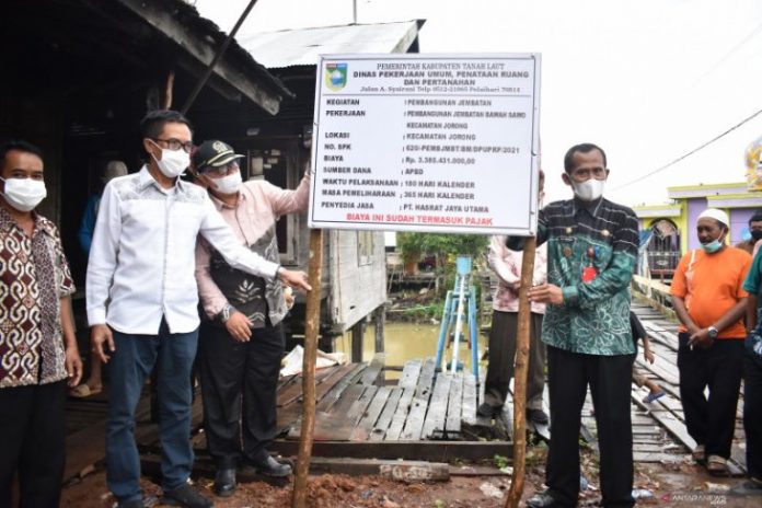 Bupati Tanah Laut HM Sukamta bersama Ketua DPRD Tanah Laut Muslimin menancapkan papan nama proyek, Kamis (24/6).Foto:Antaranews Kalsel/Diskominfo Tanah Laut.