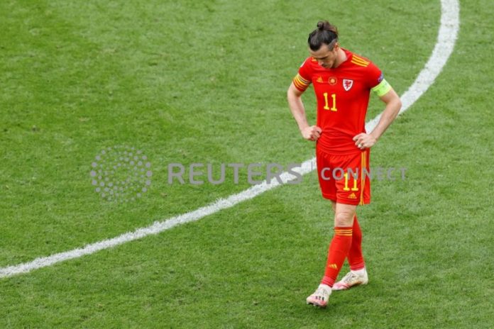 Kapten timnas Wales Gareth Bale tertunduk lesu setelah timnya dibantai Denmark 4-0 dalam pertandingan 16 besar Euro 2020 di Johan Cruijff Arena, Amsterdam, Belanda, 26 Juni 2021. Pool via REUTERS/Koen Van Weel