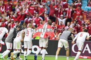 Para pemain Denmark merayakan kemenangan mereka atas Wales. (reuters via antara)