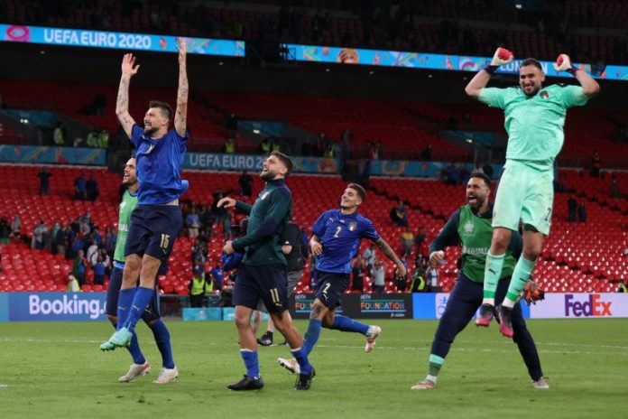 Para pemain timnas Italia melakukan selebrasi setelah mereka memenangi laga babak 16 besar Piala Eropa 2020 melawan Austria dengan skor 2-1 di Stadion Wembley, London. (26/6/2021) (ANTARA/REUTERS/Carl Recine)