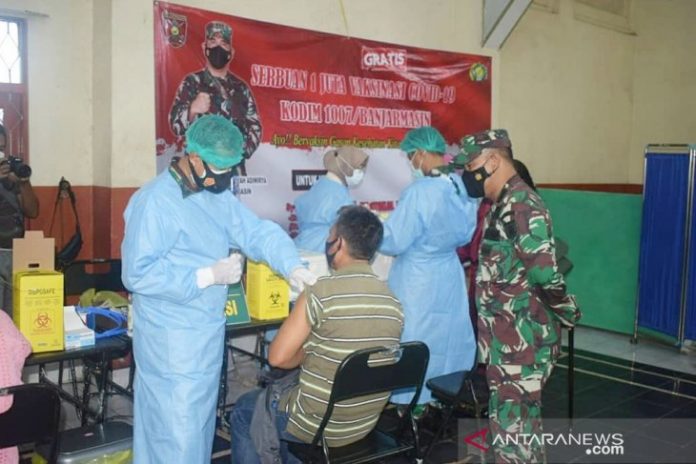 Dandim 1007/Banjarmasin Kolonel Inf Oki Andriansyah Adiwirya meninjau pelaksanaan vaksinasi COVID-19 di Banjarmasin, Minggu (27/6/2021) ANTARA/Firman