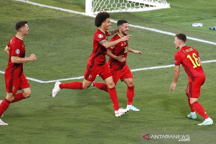 Penyerang tim nasional Republik Ceko Patrik Schick (tengah) merayakan golnya ke gawang Belanda dalam laga 16 besar Euro 2020 di Stadion Puskas Arena, Budhapest, Hongaria, Minggu (27/6/2021) waktu setempat. (ANTARA/REUTERS/POOL/Attila Kisbenedek)