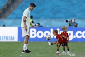 Penyerang tim nasional Spanyol Alvaro Morata (kiri) bermain dengan dua putranya di Stadion La Cartuja, Sevilla, Spanyol, Rabu (23/6/2021), seusai mengalahkan Slovakia 5-0 dalam laga pemungkas Grup E Euro 2020. (ANTARA/REUTERS/POOL/Marcelo del Pozo)
