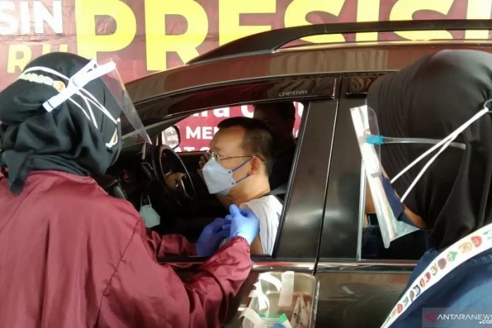 Warga menjalani vaksinasi dengan sistem drive thru di Polres Jakarta Selatan. (antara)