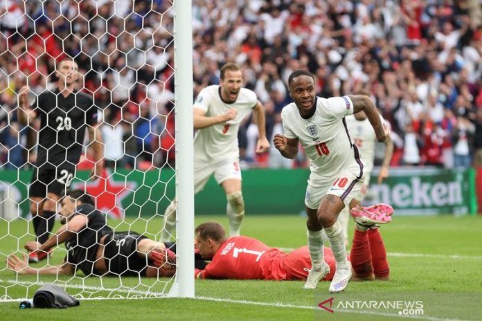 Penyerang sayap tim nasional Inggris Raheem Sterling merayakan golnya ke gawang Jerman dalam laga 16 besar Euro 2020 di Stadion Wembley, London, Inggris, Selasa (29/6/2021) waktu setempat. (ANTARA/REUTERS/POOL/Catherine Ivill)