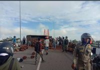 Diduga Tak Kuat Nanjak, Truk Sawit Terguling di Oprit Jembatan Rumpiang