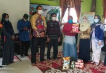 Mengentaskan Anak Stunting di Desa Batarang, Camat dan TP PKK Kusan Tengah Beri Makanan Tambahan