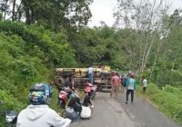 Truk Terbalik di Pagar Haur, HSS, Penumpang Alami Patah Kaki