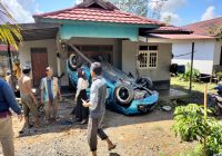 Tabrak Pohon Kelapa, Sebuah Mobil Terbalik di Desa Sungai Gampa Asahi RT 1, Kabupaten Baritokuala