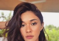 Nana Mirdad Selfie Latar Gantungan Baju Warna-warni Sentil Netizen Teliti, Warganet Salfok ke Penampilannya