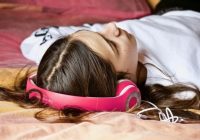3 Dampak Buruk Tidur Dekat Hape, Bisa Bikin Insomnia Loh