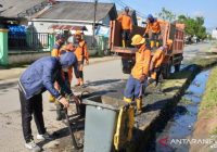 Tiga Dinas di Tanahbumbu Keroyokan Bersihkan Drainase dan Bahu Jalan