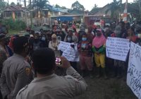 Para Petani Plasma Tolak Kedatangan Denny Indrayana di Desa Lontar, Ini Alasannya