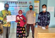 Polsek Kawal Penyaluran BLT Dana Desa di Keliling Benteng Kabupaten Banjar, Penerima 102 KK