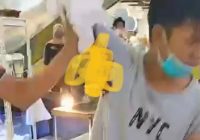 Ular Sawa Gigit Tangan Kanan Alwi, Hebohkan Pengunjung Q Mall Banjarbaru