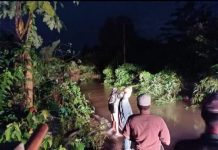 Banjir di Sungai Jaring Simpang Empat, Warga Berjaga Bantu Pengendara yang Lewat