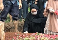 Ayahanda Oki Setiana Dewi Meninggal Dunia Hari Jumat, Netizen: Wafat Hari Jumat Tanda Husnul Khotimah