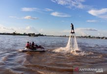 Atlet Wakeboard Unjuk Kebolehan di Depan Bupati Batola Noormiliyani, Begini Reaksinya
