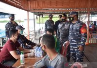 Lanal Kotabaru Berikan Vaksin untuk Warga Pesisir Pulau Burung