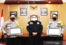 Ketua DPRD Kalsel Beri Penghargaan kepada Kapolresta dan Wakapolresta Banjarmasin, Ini Prestasinya
