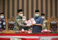 Zairullah Serahkan Dokumen Strategi Pembangunan Tanahbumbu Hingga 2026 ke DPRD