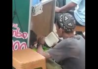 Viral, Pria Muda Bertato Jaga Gerobak Dagangan Sambil Baca Alquran