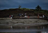 Tanah Bergerak di Tapin Ramai Dikunjungi Warga untuk Berfoto