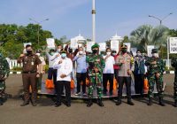 Penggali Makam Jenazah Covid-19 Dapat Bantuan Beras dan APD dari TNI