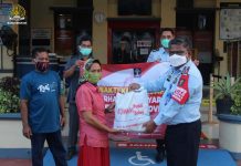 Kepala Kantor Imigrasi Kelas I TPI Banjarmasin Distribusikan Paket KUMHAM Peduli Berbagi