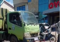 Pemuda Kelayan Terkapar Setelah Motornya Terseruduk Truk di KS Tubun Depan Hotel Kharisma