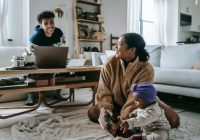 Orangtua Masa Kini Menyiasati Mengasuh Anak Sambil WFH