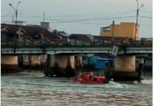 Tim SAR Sisir Bawah Jembatan Pasar Lama, Pencarian Korban Tenggelam di Nol Kilometer Dilanjutkan