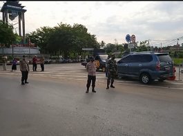 Tim Gabungan HSS Operasi Yustisi Prokes di Bundaran Ketupat