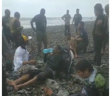 BREAKING NEWS : Lima Nelayan di Perairan Sarang Tiung Kotabaru Berhasil Selamatkan Diri, Perahu Tenggelam disapu Ombak