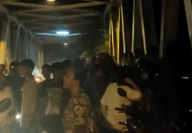 BREAKING NEWS : Diduga Ada Orang Tenggelam, Warga Penasaran Melihat dari Jembatan 1 Juli Murung Pudak Tabalong
