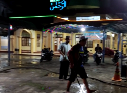 BPK Landsel Banjarbaru Tak Hanya Padamkan Api atau Bantu Korban Laka, Tetapi Juga Rutin Bersihkan Masjid Ini