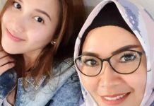 Ibu Ayu Ting Ting Datangi Rumah Hater Ayu Ting Ting di Bojonegoro, Jawa Timur, Berharap Sang Hater Segera Pulang ke Indonesia