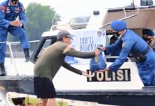 Bagikan Sembako Kepada Pengguna Lalu Lintas Perairan, Jumat Berkah Ditpolairud Kalsel